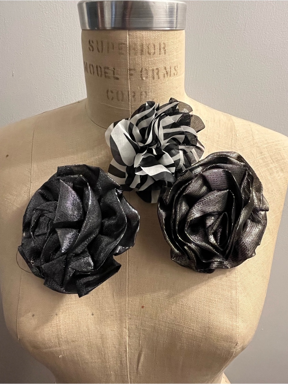 Decorative Black & White Floral Brooch Set - Women Accessories